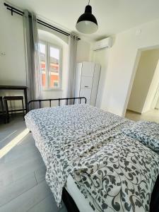a bedroom with a bed with a black and white comforter at Casa Sbollazza con parcheggio e vicino al parco in Sestri Levante