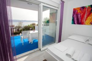 Výhľad na bazén v ubytovaní Adriatic Apartment alebo v jeho blízkosti