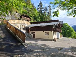 ein Gebäude mit einem Zaun und einer Steinmauer in der Unterkunft Steinhäusl in Lofer
