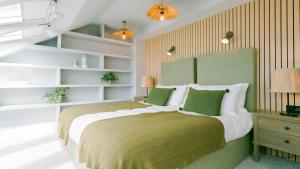 - une chambre avec un grand lit et des étagères blanches dans l'établissement 3 Beach Terrace, à Rhosneigr