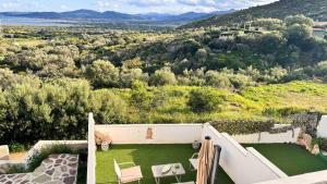 een luchtzicht op een huis met een groene tuin bij La casa delle Stelle by Ca-Sa Check in San Teodoro
