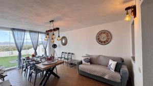 een woonkamer met een bank en een tafel bij La casa delle Stelle by Ca-Sa Check in San Teodoro +42 foto's