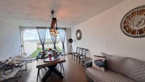 een woonkamer met een bank en een tafel bij La casa delle Stelle by Ca-Sa Check in San Teodoro