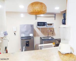 eine Küche mit Kühlschrank und Arbeitsplatte in der Unterkunft apartamento con vista al mar y centro histórico in Cartagena de Indias