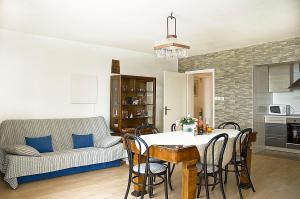 salon ze stołem i kanapą w obiekcie Apartments Tomato w mieście Novigrad