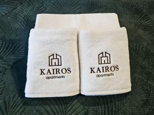 グリヴィツェにあるKairos Apartments - Lothus - darmowy garaż podziemny, ścisłe centrumのベッドの上に座る白いタオル2枚