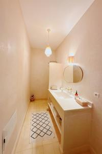 Koupelna v ubytování Riad Solila, Fabuleux riad avec 4 Suites, Piscine Chauffée et Rooftop - 5 min de Jamaa El Fna
