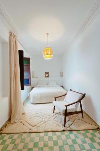 Postel nebo postele na pokoji v ubytování Riad Solila, Fabuleux riad avec 4 Suites, Piscine Chauffée et Rooftop - 5 min de Jamaa El Fna