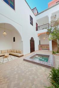 Bazén v ubytování Riad Solila, Fabuleux riad avec 4 Suites, Piscine Chauffée et Rooftop - 5 min de Jamaa El Fna nebo v jeho okolí