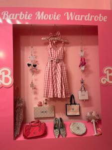 un guardaroba del film Barbie con un vestito e delle scarpe di Тематичен Пентхаус Несебър България a Nesebar
