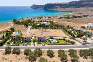 eine Luftaufnahme eines Resorts am Meer in der Unterkunft Villa Matina by Villa Plus in Lindos