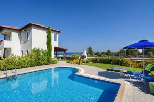 eine Villa mit Swimmingpool und ein Haus in der Unterkunft Villa Matina by Villa Plus in Lindos