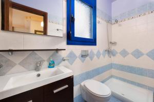 ein Badezimmer mit Waschbecken, Toilette und Badewanne in der Unterkunft Villa Matina by Villa Plus in Lindos + 15 Fotos