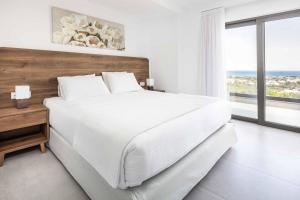 Postel nebo postele na pokoji v ubytování Kamelia Villa 1 + 16 fotografií