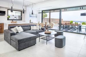 una sala de estar con un sofá y una mesa en Kamelia Villa 2, en Hersonissos