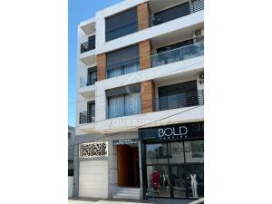 カサブランカにあるYouradress Casablanca - Maarifの店の前に「売却済み」の看板が立っている建物
