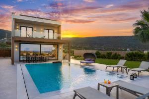 una villa con piscina frente a una casa en Kamelia Villa 3, en Hersonissos