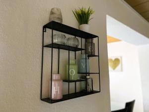 una mensola nera appesa a una parete con dei vasi di Ferienwohnung am Hotel "Mein Bergblick" a Goslar