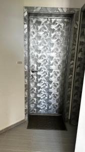 una porta della doccia con un mucchio di pesci sul muro di Двустаен апартамент ad Ahtopol