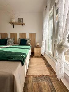 Ένα ή περισσότερα κρεβάτια σε δωμάτιο στο Duna Hangja Vendégház