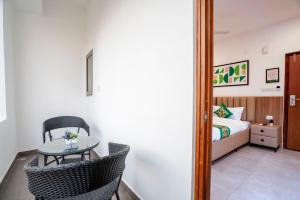 Postel nebo postele na pokoji v ubytování Treebo S3 Suites, Manikonda