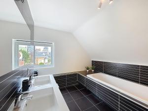 un baño con lavabo y bañera en Villa Strada - Koksijde, en Koksijde 32 fotos más