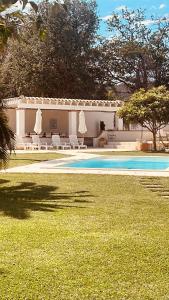 Bazén v ubytování Suite climatisée dans Mas avec Piscine nebo v jeho okolí