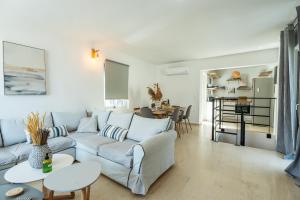 Kuchyň nebo kuchyňský kout v ubytování Sea-esta Beach House, By ThinkVilla