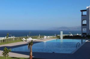 Bazén v ubytování Beautiful sea view apartment nebo v jeho okolí