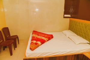 Postel nebo postele na pokoji v ubytování Roxy Hotel - Near New Digha Beach