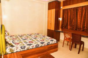 Postel nebo postele na pokoji v ubytování Roxy Hotel - Near New Digha Beach
