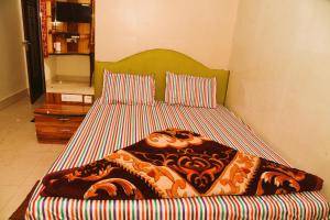 Postel nebo postele na pokoji v ubytování Roxy Hotel - Near New Digha Beach