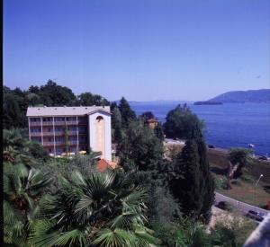 een gebouw op een heuvel naast de oceaan bij Residence Tre Ponti in Verbania +21 foto's