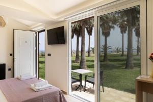 TV a/nebo společenská místnost v ubytování La Palma Beachfront Suites