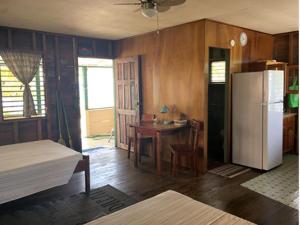 ครัวหรือมุมครัวของ Coconut Cottage -Westbys Coconut Cottage Placencia