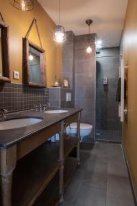 a bathroom with a large sink and a tub at La Chouette des Ducs, Appartement en Hypercentre in Dijon