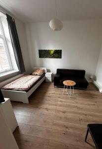 una habitación con una cama y un sofá y una mesa en Kakadu-1-2-Personen, en Brunsbüttel
