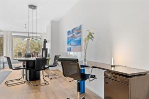 ein Büro mit einem Schreibtisch und Stühlen in einem Zimmer in der Unterkunft DünenResort Binz DünenResort Binz 135 in Binz