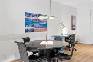 ein Esszimmer mit einem schwarzen Tisch und Stühlen in der Unterkunft DünenResort Binz DünenResort Binz 135 in Binz + 8 Fotos