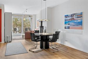 ein Esszimmer mit einem schwarzen Tisch und Stühlen in der Unterkunft DünenResort Binz DünenResort Binz 135 in Binz