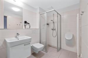 ein weißes Badezimmer mit Toilette und Dusche in der Unterkunft DünenResort Binz DünenResort Binz 135 in Binz