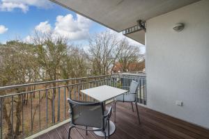 einen Balkon mit einem Tisch und Stühlen auf einer Terrasse in der Unterkunft DünenResort Binz DünenResort Binz 135 in Binz