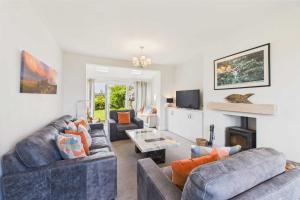 un salon avec deux canapés et une cheminée dans l'établissement Host & Stay - Chirnells, à Bamburgh