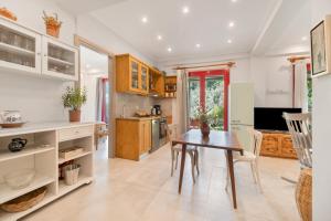 Η κουζίνα ή μικρή κουζίνα στο Cozy 2-bdrm-house With Garden