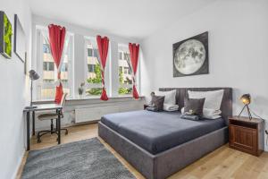 オッフェンバッハにあるApartment Ledermuseumのベッドと机と窓のある寝室