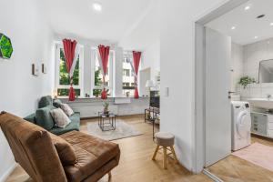 オッフェンバッハにあるApartment Ledermuseumのソファとキッチンのあるリビングルーム +6枚の写真