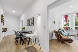 オッフェンバッハにあるApartment Ledermuseumのテーブルと椅子のあるダイニングルームとリビングルーム