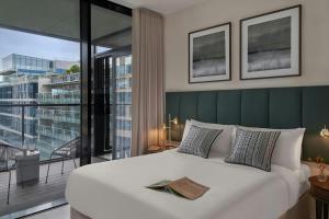 Postel nebo postele na pokoji v ubytování Sonder by Marriott Bonvoy Britain Quay Apartments Grand Canal Square