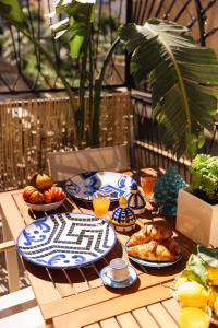 una mesa con platos azules y blancos de comida. en Mariannina Apartments - Maiori, en Maiori