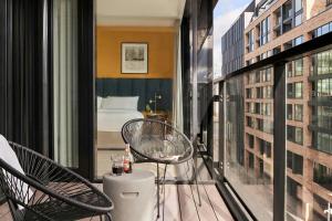 Balkón nebo terasa v ubytování Sonder by Marriott Bonvoy Britain Quay Apartments Grand Canal Square + 37 fotografií